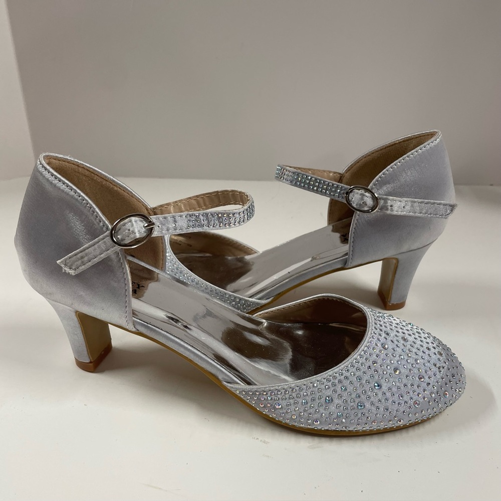 Badgley Mischka Silver Beaded Fabric Closed Toe Ankle Strap Heels Big Girls Sz 5